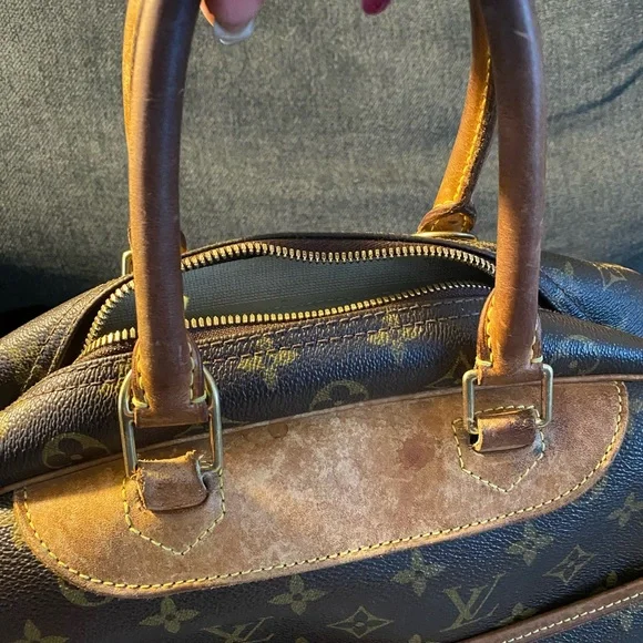 Authentic Louis Vuitton Deauville Monogram Bag - Picture 4 of 8